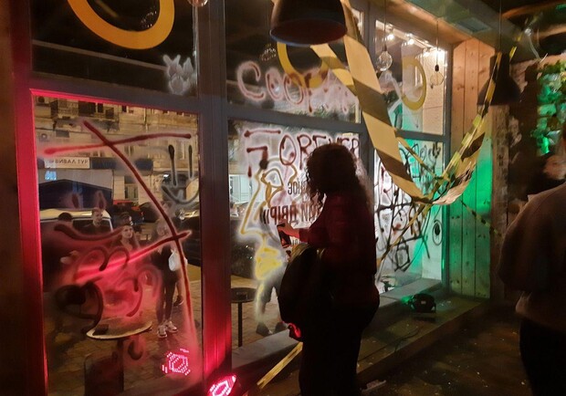 В центре Одессы крушили ресторан Cooper Burgers: заведение закрывается навсегда