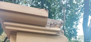 Держался на монтажной пене: в Мариинском дворце отвалилась часть бетонного забора