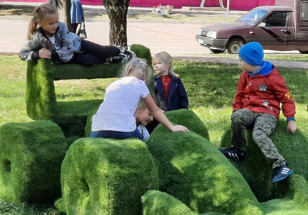 В Запорожье люди сломали травяную скульптуру в парке Трудовой славы.  Фото: Зеленстрой