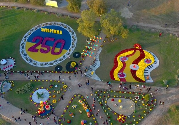 Как украсили Вознесеновский парк ко Дню города 2020. Скриншот из видео