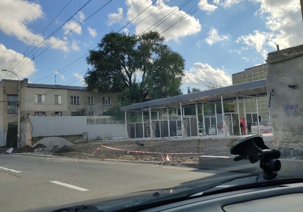 У дороги перед плотиной ДнепроГЭС снесли здание: началась стройка - все фото: Анна Покровская