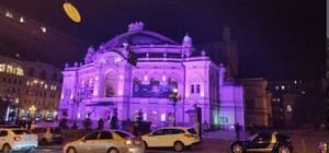 Всеукраинский день борьбы с раком молочной железы: киевскую оперу подсветили розовым