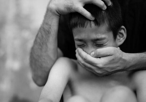 Под Запорожьем мужчина изнасиловал 13-летнего мальчика. Фото: akamaized.net