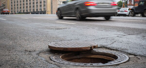 Будь осторожен: возле Памятника Славы машина попала в люк (видео)