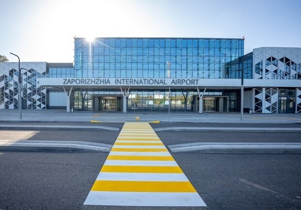 Вандалы добрались до нового терминала запорожского аэропорта. Фото: горсовет