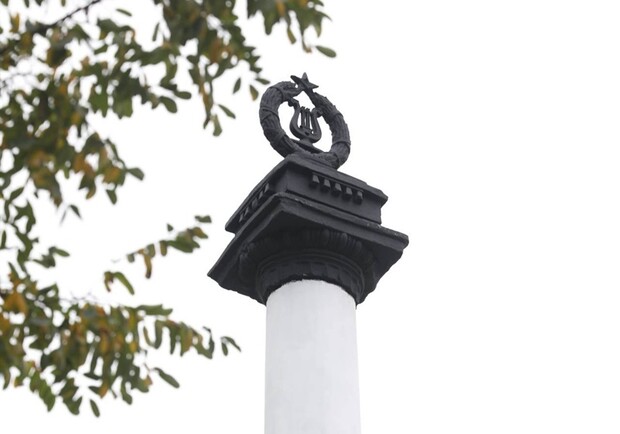 На Аллее Трудовой Славы завершают реконструкцию колонн. Фото: горсовет