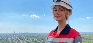 Пила воду из озера и бурила горизонт: зачем Леся Никитюк приезжала в Днепропетровскую область (видео)