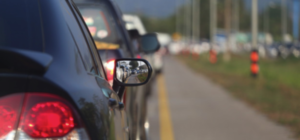 На трассе между Днепром и Запорожьем встали десятки машин: что происходит (видео)