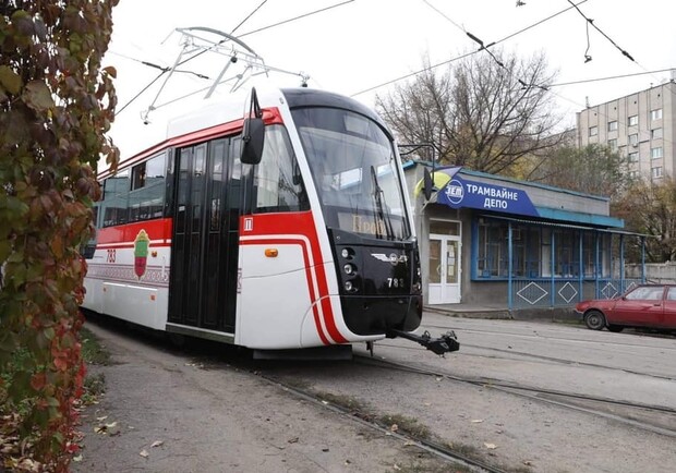 В Запорожье собрали новый трамвай, который скоро выйдет на маршрут. Фото: горсовет