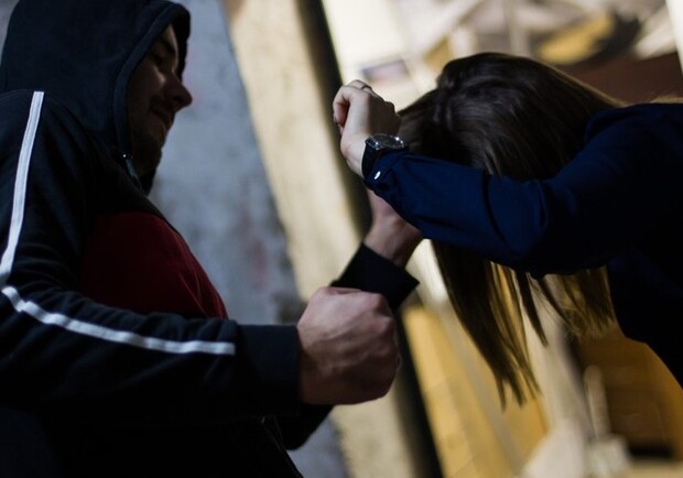 В центре Запорожья парень с девушкой напали на женщину. Фото: Getty Images