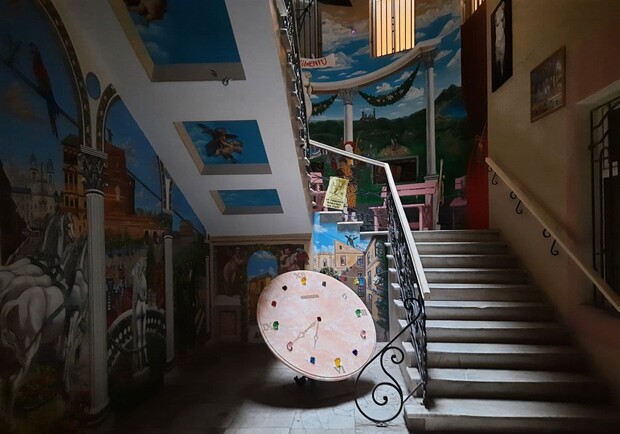 Не подъезд, а произведение искусства: в Одессе американец расписал парадную 