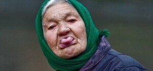 Дожились: в центре Запорожья бабушка с сачком ловила голубей (видео)