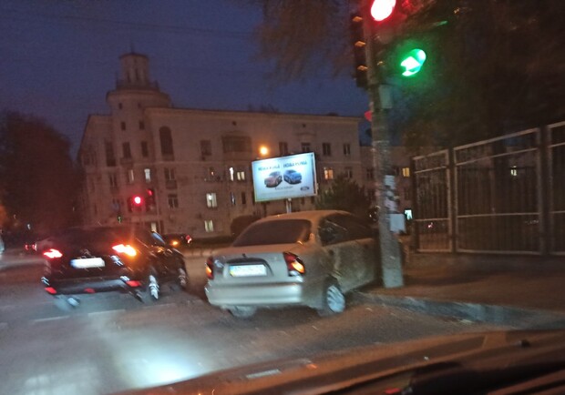 Прямо возле школы: на Металлургов машина вылетела на тротуар (фото) - фото Vgorode