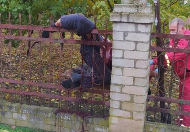 Под Одессой мужчина застрял в заборе. Фото: ГСЧС