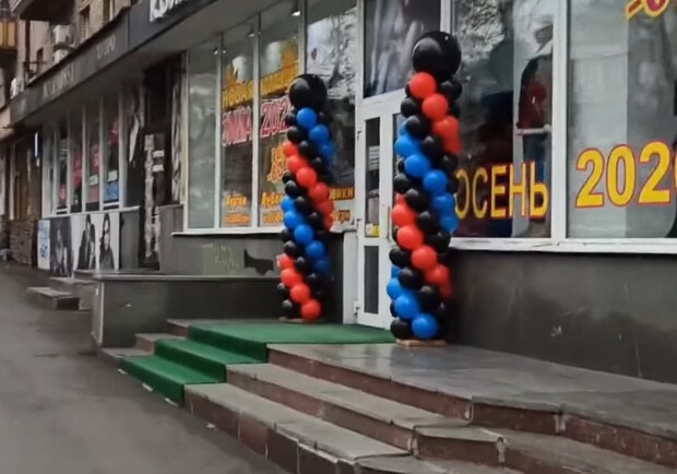 В цветах ДНР: в центре Запорожья устроили скандал из-за шариков в магазине. Скрин из видео