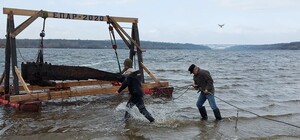 Родом из времен казачества: на Хортице на дне Днепра нашли пушечный лафет