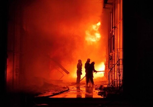 На Барабашово пожарные всю ночь тушили сильный пожар. Фото: ГСЧС Украины в Харьковской области