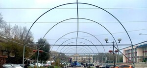 Без елки, но с арками: на бульваре Шевченко устанавливают новогодние украшения