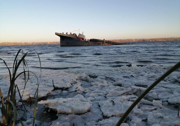Шел третий день: что сейчас с затонувшей баржей возле Запорожья - фото fb Сергей Светличный