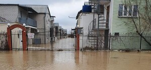 Море на дороге: шторм в Кириллровке отрезал путь к президентской резиденции 