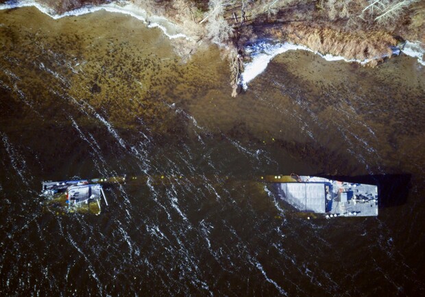Как выглядит затонувшая около Запорожья баржа с высоты птичьего полета. Фото: Александр Архипов