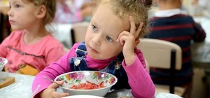 Сосискам і чіпсам — ні: в українських школах запроваджують нове меню