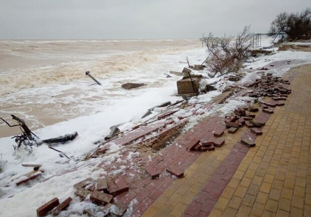 Затопленные базы и разрушенная набережная: что натворил шторм в Кирилловке. Фото: "ДепоЗапорожье"