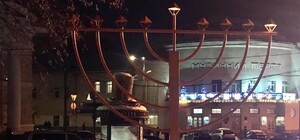 Из большого уважения: вандал показательно повалил ханукальный светильник на Контрактовой