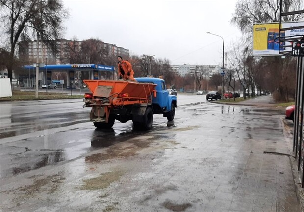 В Запорожье посыпают дороги / фото: мэрия