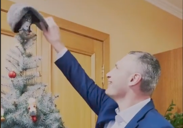 Украшение елки в Киевской мэрии не обошлось без шляпы