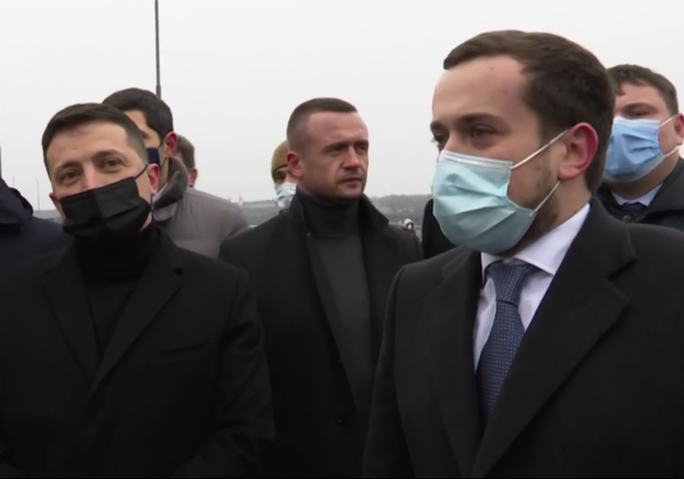 Скоро поедем: Зеленский инспектирует новый мост в Запорожье (видео) - фото Офис Президента Украины