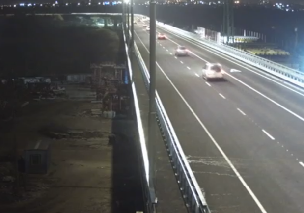 На перила не облокачиваемся: на новом запорожском мосту отваливаются болты (видео) - фото zp-mist.com