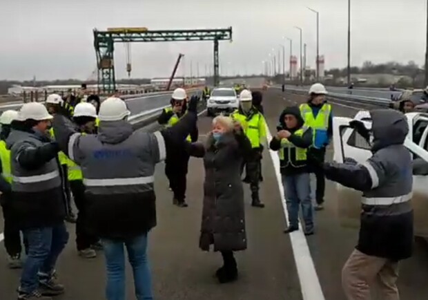 Турецкие рабочие станцевали на проезжей части нового моста - фото: zp.ua