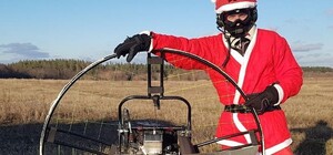 Зимнее чудо: в Киевской области Санта на мотопараплане забросал детей конфетами