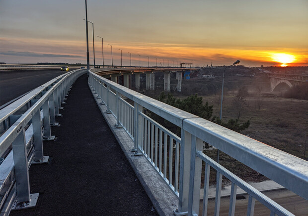 Мужчина, который разбирал новый запорожский мост оказался работником "Онура". Фото: fb Александр Поздняков