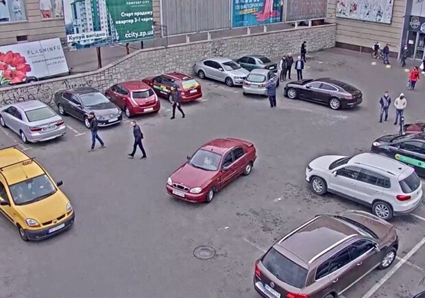Около ТРЦ "Украина" неизвестный напал на женщину в ее авто. Скриншот с камеры видеонаблюдения