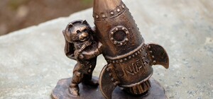 Милота: возле планетария установили мини-скульптуру с котом-космонавтом