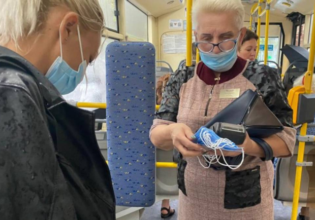 В общественном транспорте Харькова будут выдавать маски тем, кто их забыл