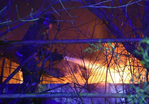 Жаркая ночь: в Одессе сгорел деревянный ангар с грузовиком. Фото: Служба чрезвычайных ситуаций