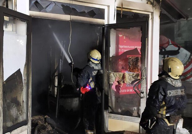 На Рекордной сгорел магазин стройматериалов: пожар тушили 34 спасателя. Фото: ГСЧС