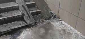 Не уследили: коммунальщики оставили нетронутым лёд в подземном переходе на Борщаговке 