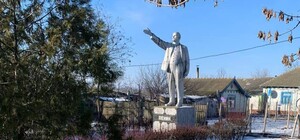 Не без вандализма: в Одесской области свалили последний памятник Ленину