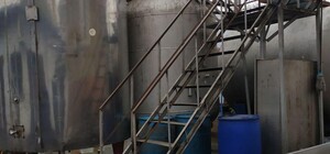 Бизнес накрыли: четверо одесситов наладили производство алкоголя в частном доме 