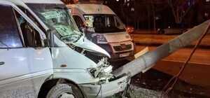 На Бородинском маршрутка с пассажирами влетела в столб: есть пострадавшие (видео)