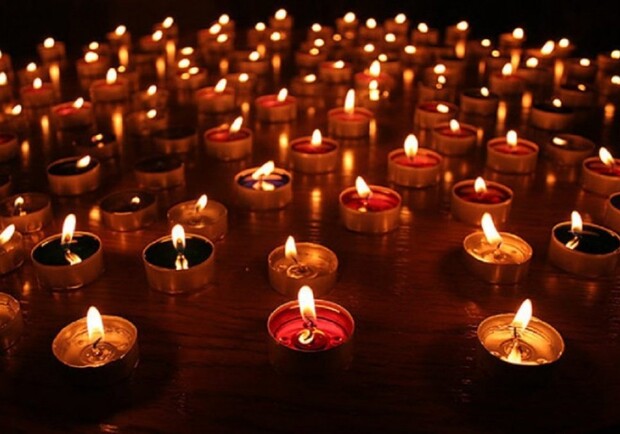 В память о погибших: в Запорожье и области объявили траур в связи с пожаром в больнице. Фото: freepik