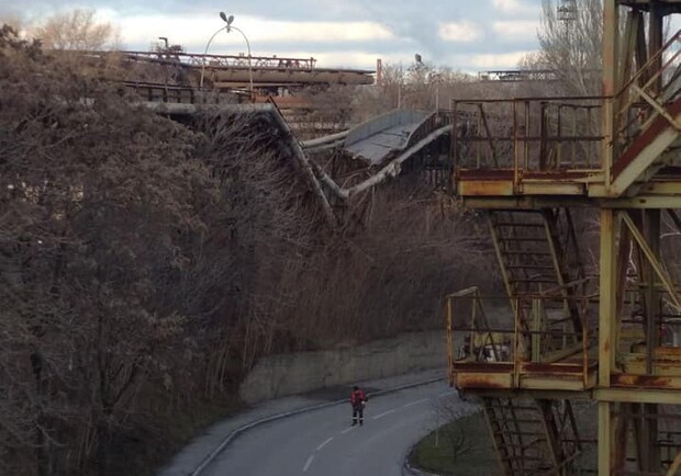 Не выдержала ветра: на "Запорожстали" рухнул мост. Фото: fb Андрей Сапа