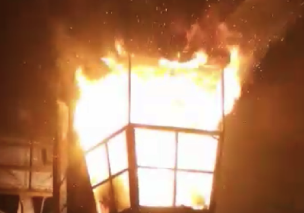 Соцсети: на заводе Днепроспецсталь горел кран (видео) - фото с видео очевидца