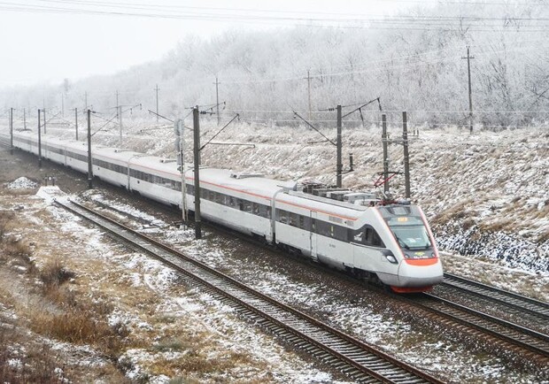 Опаздывал из-за непогоды: для пассажиров поезда Запорожье-Киев организовали спецрейс. Фото: Getty Images