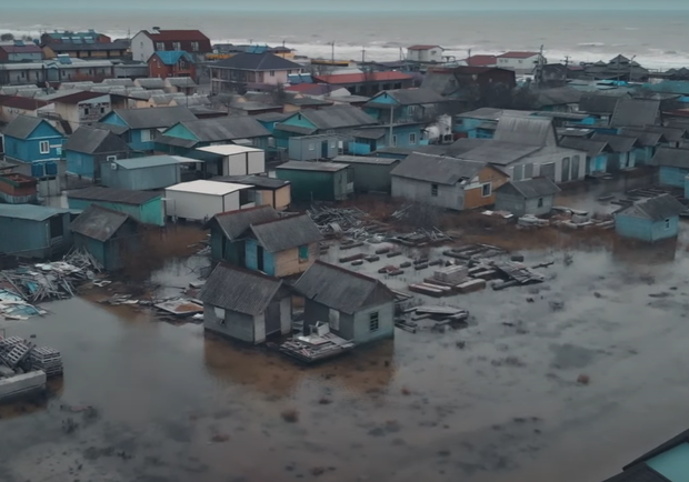 Непогода в Кирилловке: на затопленных базах застряли 80 человек. Фото: BIZART MEDIA