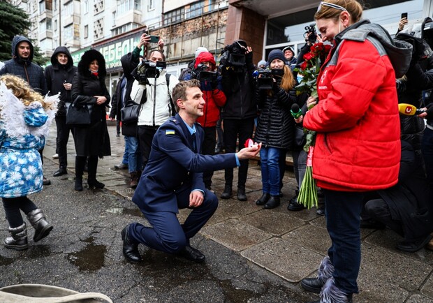 В Запорожье спасатель сделал предложение девушке во время учений. Фото: ГСЧС